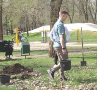 «Зеленый Атомград» - в действии: члены молодежного парламента высадили липы и клены в парке Победы